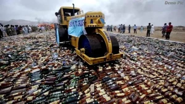गोपालगंज में 3.5 करोड़ की शराब पर बुलडोजर का एक्शन, DM की सख्त चेतावनी!