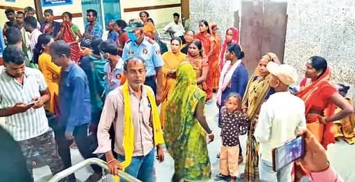 डॉक्टर के सामने गिड़गिड़ाते रहे परिजन, गर्भवती की मौत के बाद अस्पताल में मचा हंगामा