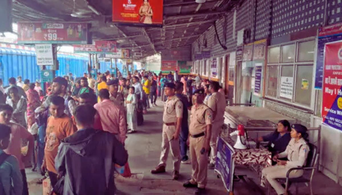 मुजफ्फरपुर जंक्शन पर छठ पूजा के बाद उमड़ी भारी भीड़, जानें कैसे रेल पुलिस कर रही है यात्रियों की सुरक्षा