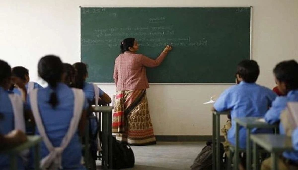 Bihar News: शिक्षा विभाग ने ‘Teacher Of The Month’ घोषित किया, 12 शिक्षकों को किया सम्मानित