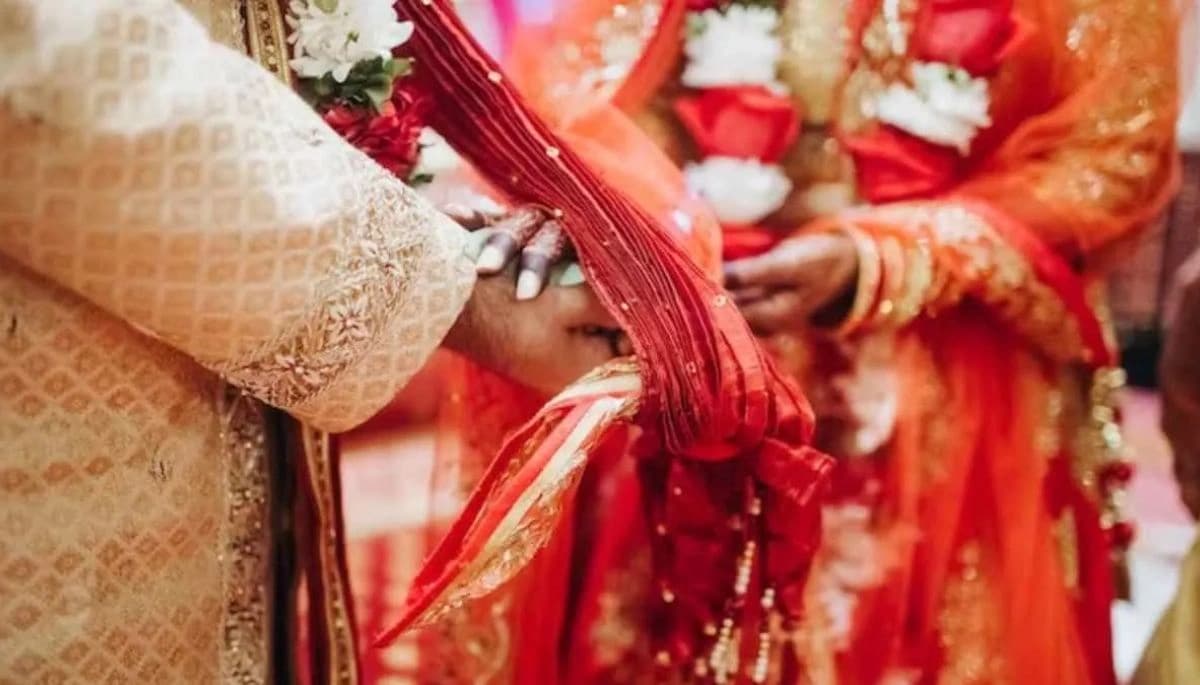 बिहार: लड़की ने प्रेमी को भगाकर की शादी, वायरल वीडियो में बयां की अनोखी प्रेम कहानी