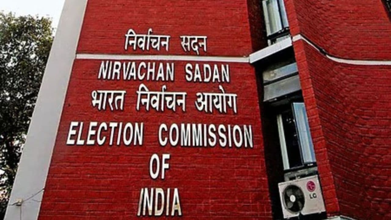 Bihar SIR Row: सुप्रीम कोर्ट के आदेश के बाद चुनाव आयोग ने जारी की नई सूची