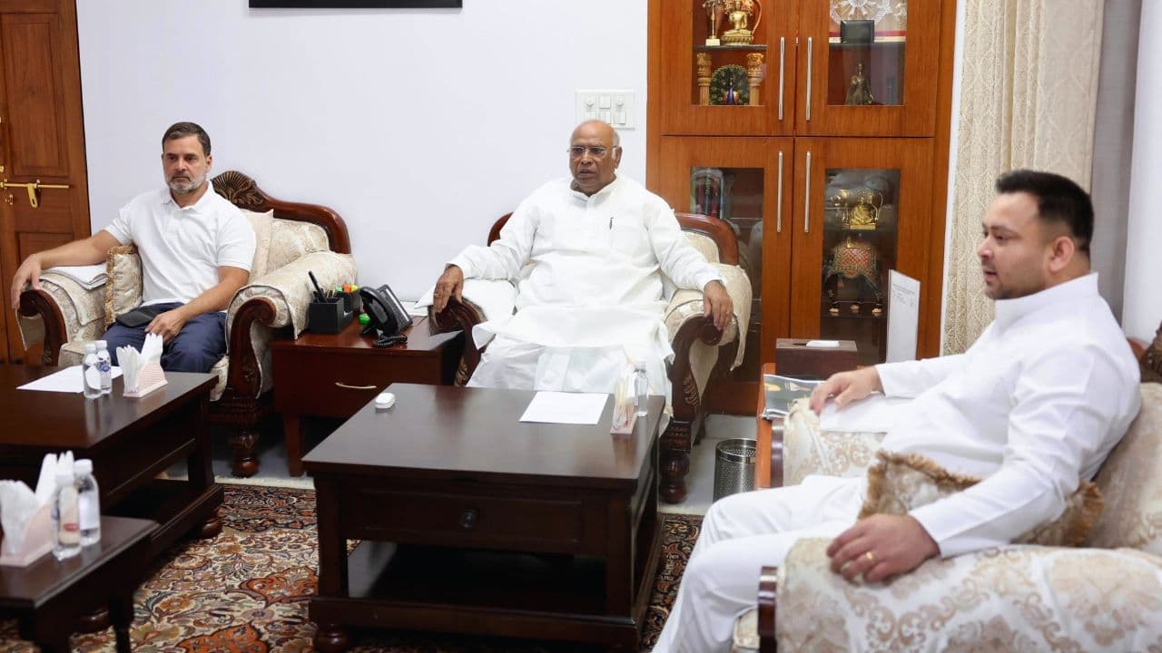Bihar Election 2025 Congress vs RJD सीट बंटवारे की रणनीति राहुल गांधी की यात्रा से बढ़ा आत्मविश्वास