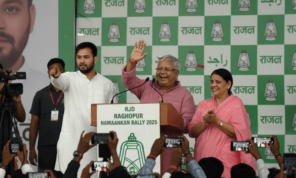 Bihar Chunav 2025: लालू-राबड़ी के साथ तेजस्वी यादव ने भरा पर्चा, RJD में दिखी बड़ी एकजुटता!