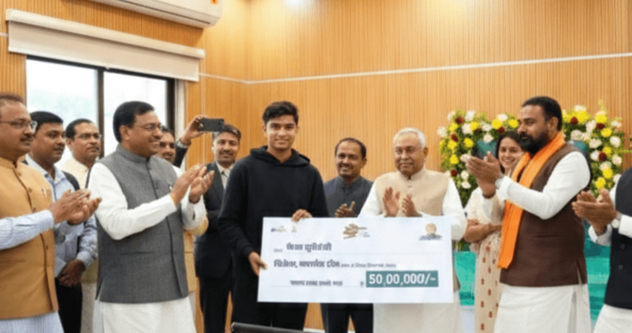 Bihar CM Nitish Kumar ने Vaibhav Sooryavanshi पर बरसाए ₹50 लाख! U-19 स्टार का भव्य सम्मान