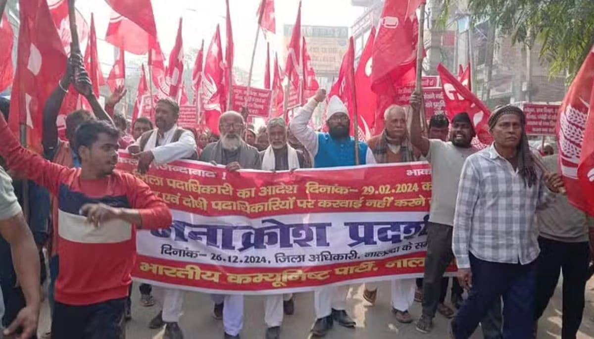Bihar News: पंचाने नदी किनारे कूड़ा डंपिंग के खिलाफ ग्रामीणों का प्रदर्शन, कलेक्ट्रेट का घेराव