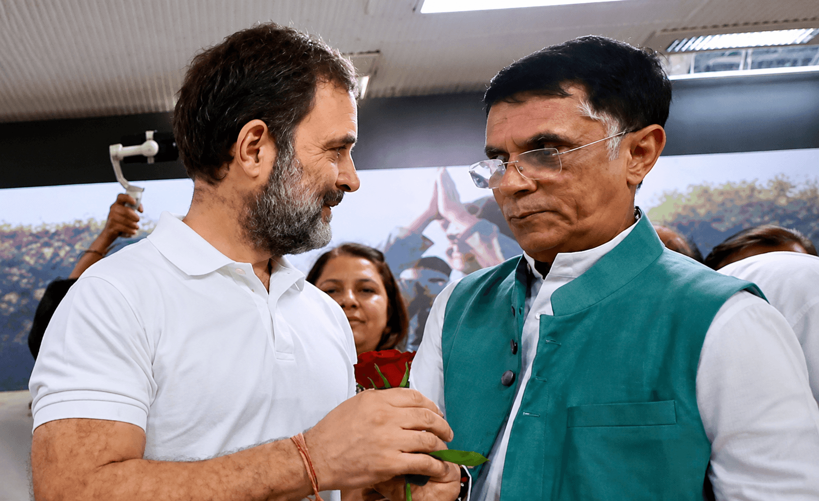 पटना में छात्रों पर AK-47 के इस्तेमाल को लेकर पवन खेड़ा का बड़ा बयान; कहा”पेलेट गन के बाद अब AK-47 का इस्तेमाल देख रहे हैं…”
