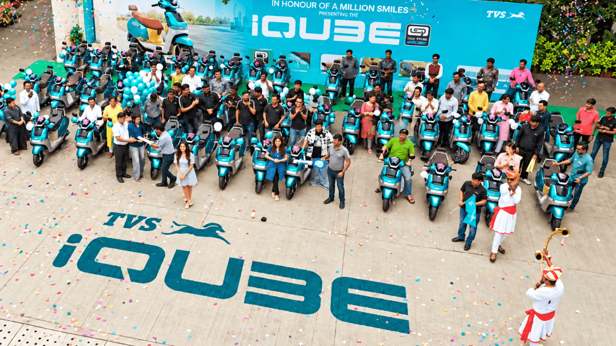 TVS ने पुणे में iQube MillionR की 100+ यूनिट्स डिलीवर कीं